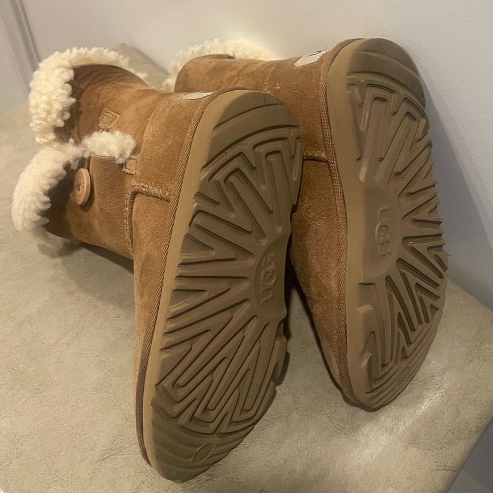 UGG Chestnut Shearling Lined Boots - Picture 4 of 7